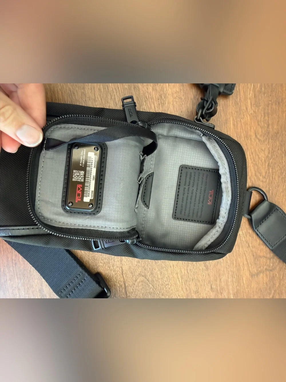 Tumi Alpha 3 Compact Sling Black